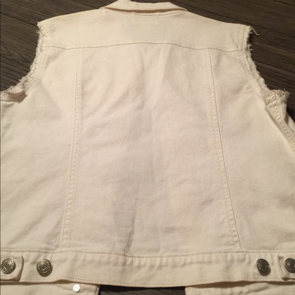 White jean sleeveless vest